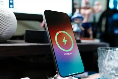 甘谷苹果15换屏服务分享用什么充电器给iPhone15充电更好 